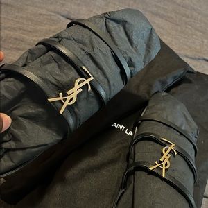 CASSANDRA FLAT SANDALS IN SMOOTH LEATHER WITH GOLD-TONE MONOGRAM